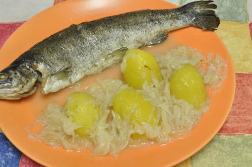 Jičínský pstruh na cibuli – Snadné recept z Česko kuchyně, hotový za 30 - 45 minut